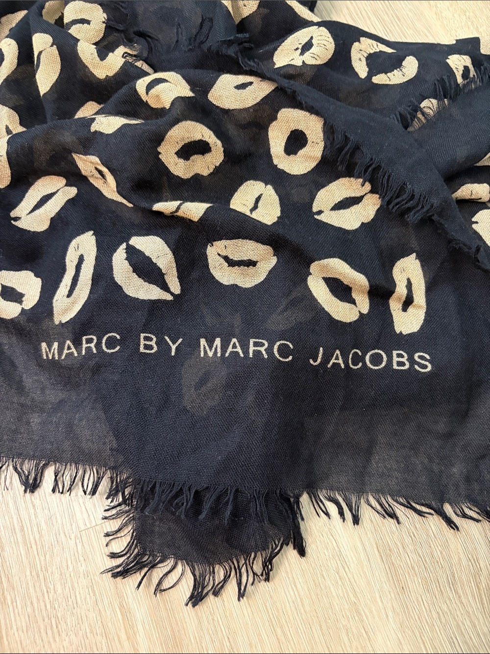 Marc by Marc Jacobs Mademoiselle Kiss Lips Print Scarf One Size novelty designer - Picture 2 of 6